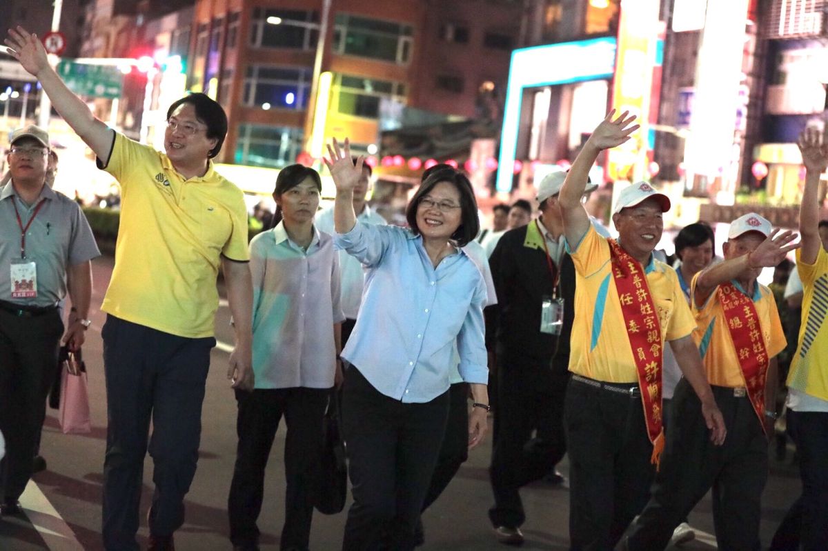 ▲總統蔡英文與市長林右昌率隊參與雞籠中元祭「放水燈遊行」。(圖/基隆市政府提供)