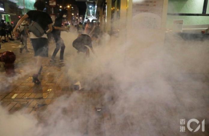 ▲港警在深水埗發射多枚催淚彈。（圖／翻攝香港01）