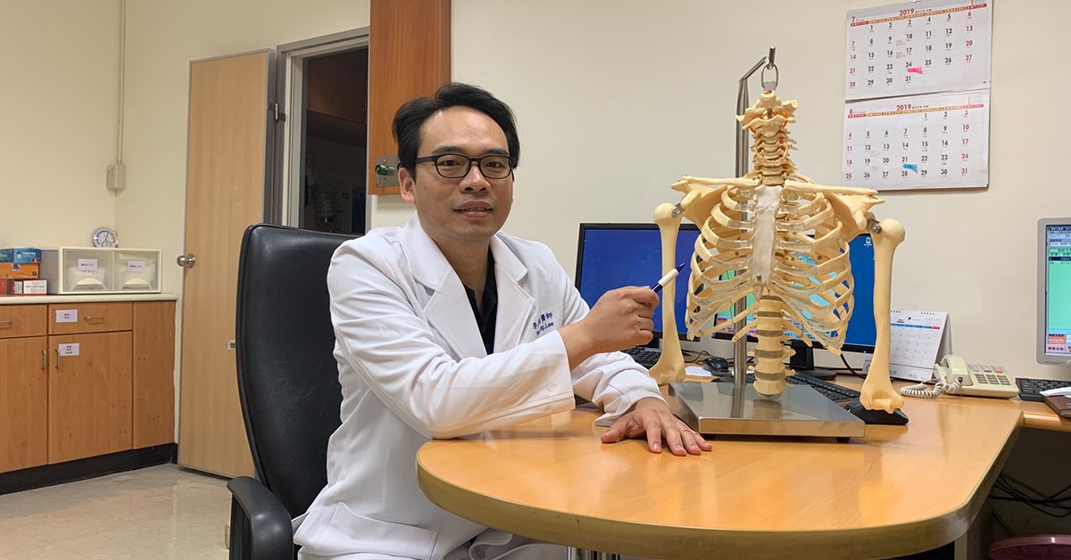 ▲李彥龍說明，「胸肋骨固定系統」適用於斷裂肋骨，將特殊鈦合金材質緊貼著受傷斷裂的肋骨，進而固定位置，減少因移動時所引發的痛感。（圖／李彥龍醫師提供）