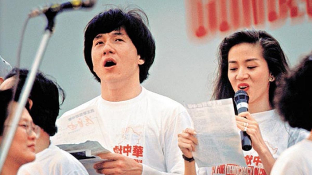 ▲有網友挖出 30 年前，成龍聲援 64 天安門事件的照片，懷疑自己「眼睛業障重」。（圖／翻攝 PTT ）