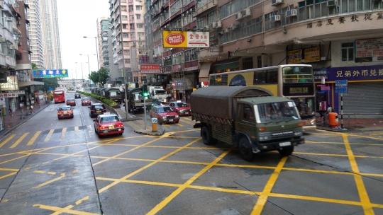 ▲香港網友目擊的疑似解放軍車。（圖／翻攝自香港連登）