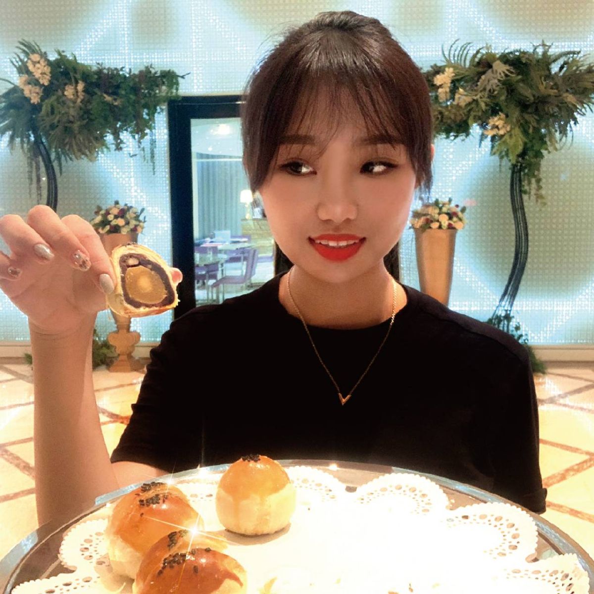 ▲台中林酒店的「月舞樂林」蛋黃酥禮盒，豆沙是採用屏東萬丹紅豆熬製，飽滿鬆軟。（圖／台中林酒店提供）