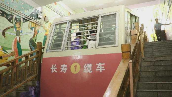 重慶最夯打卡點　懷舊纜車行走半世紀
