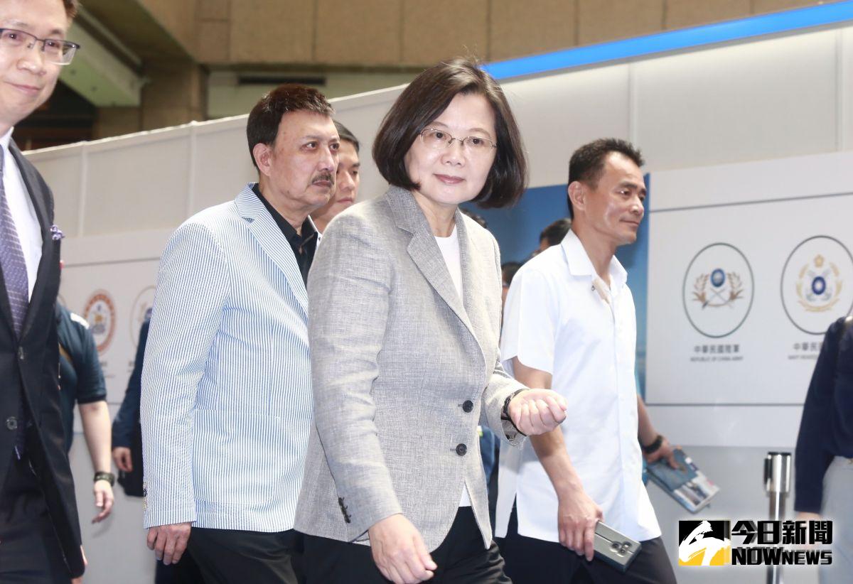 台北市長柯文哲昨天批評總統蔡英文「寫臉書是救不了台灣的」，還用「芒果乾」（亡國感）來形容。對此，蔡英文15日受訪時表示，柯文哲意思難道是要總統什麼話都不要講嗎？（圖／記者 葉政勳攝， 2019,08,15)