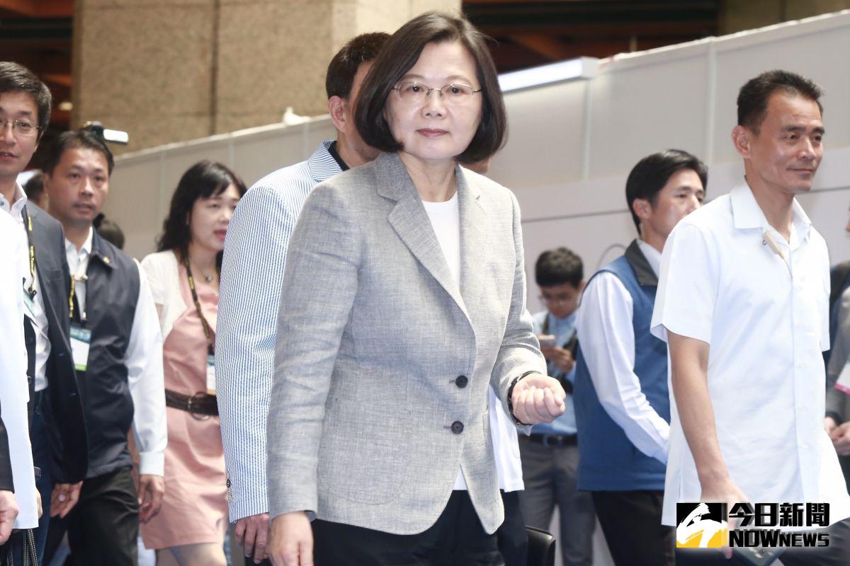 針對台北市長柯文哲指若鴻海前董事長郭台銘不選總統，柯文哲自己下去選一事，總統蔡英文15日受訪時表示，參選總統是一件很嚴肅的事情。（圖／記者 葉政勳攝， 2019,08,15)