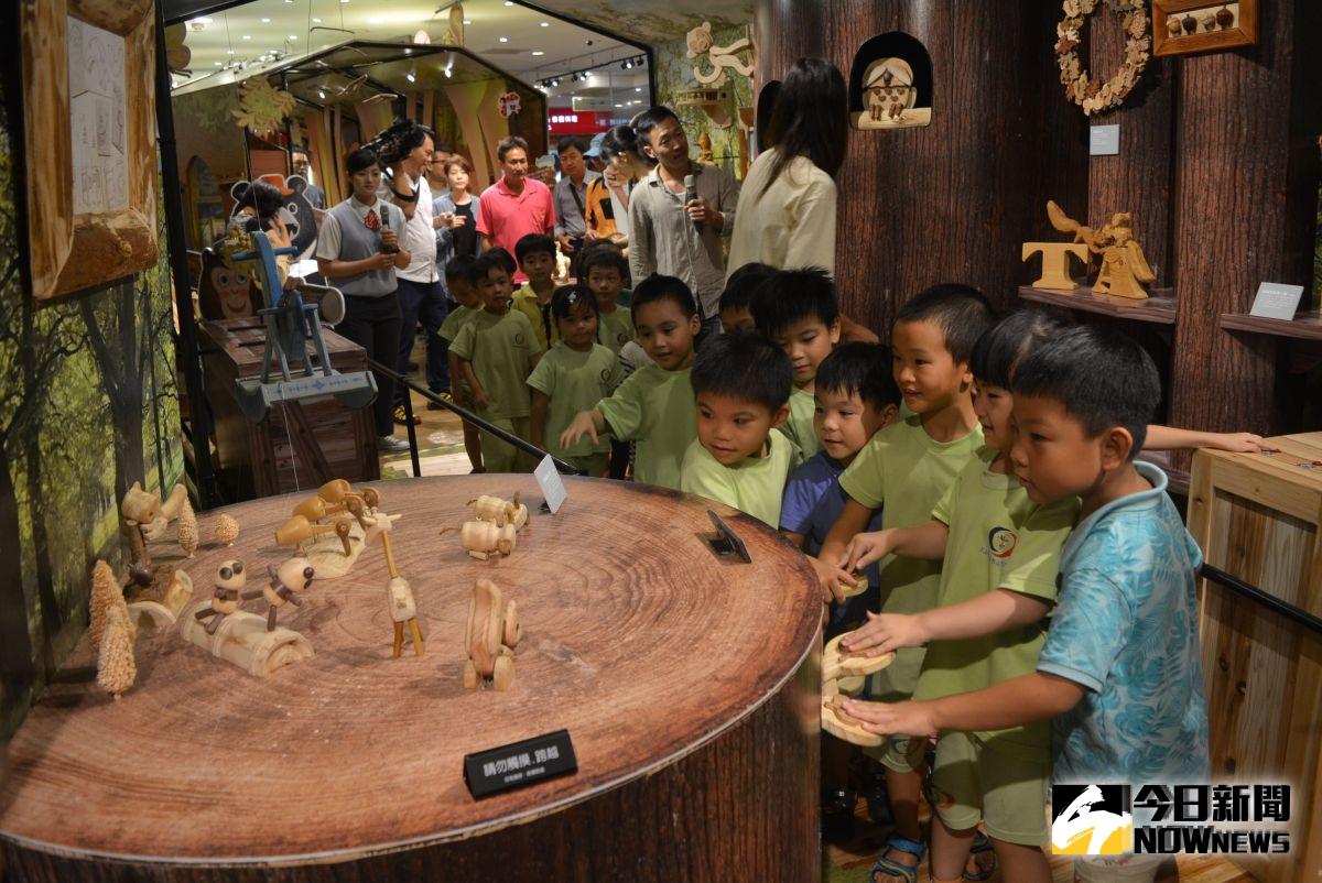 ▲互動性的作品讓小朋友都專注起來。（圖／記者郭政隆攝影2019.8.15）