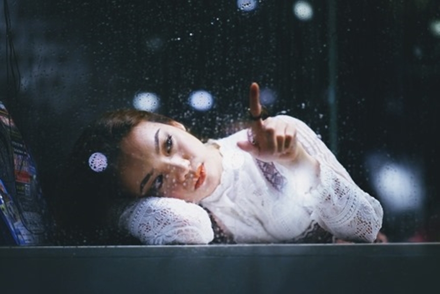 ▲不要以為這是自己命中帶衰，很多時候都是妳一手造成。以下五個原因，可能就是妳為什麼總是吸引爛桃花，明明自己條件不差，卻像發光的燈泡，害蟲渣男總能循著趨光性找上妳。（圖／Shutterstock)）