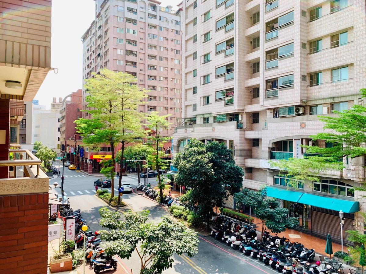 ▲河堤社區擁有廣大綠地，周邊商圈聚集，生活機能十分完整。（圖／信義房屋提供）