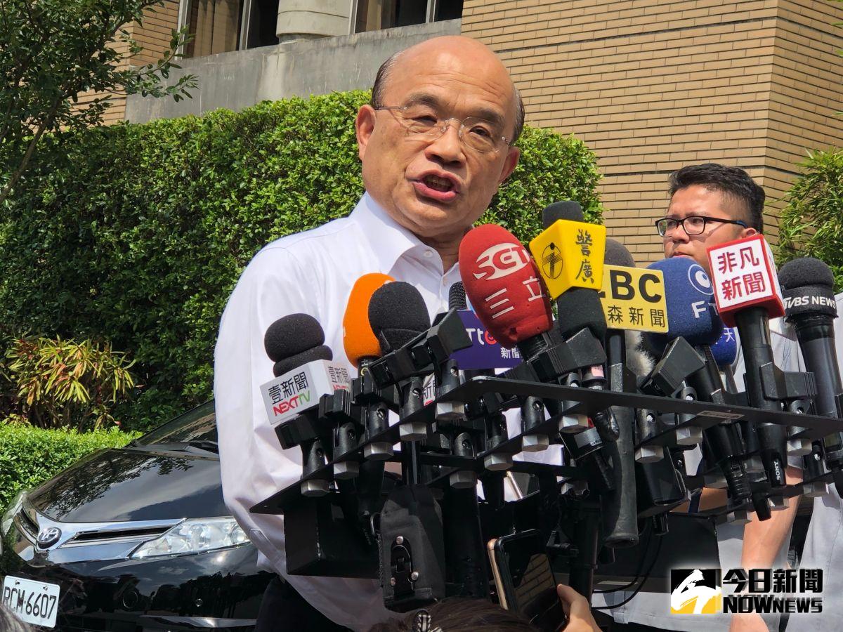 ▲行政院長蘇貞昌說「自己批的公文常常要分好幾批抱進來，堆起來比人還高」。（示意圖／記者林人芳攝)