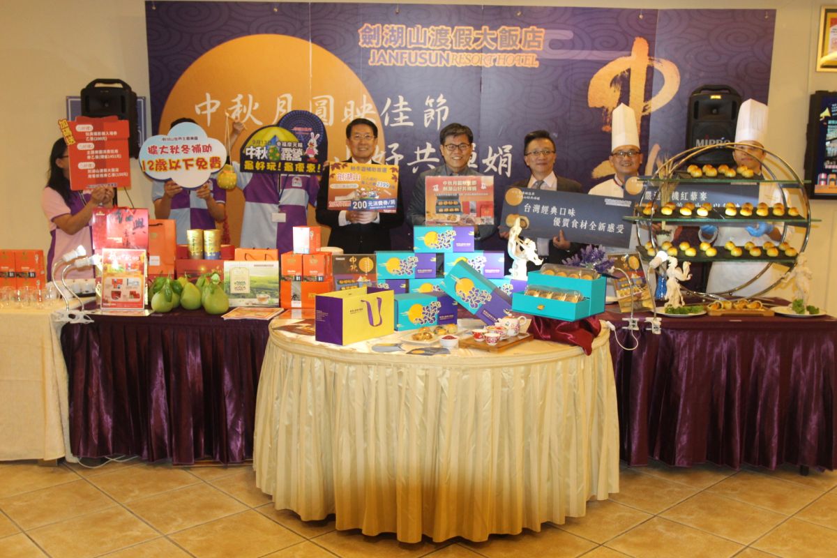 ▲劍湖山配合秋冬補助旅遊好康連連推出中秋露營、有藜麥鳳凰酥加咖啡等禮盒應市。（圖／記者簡勇鵬攝，2019.08.15）