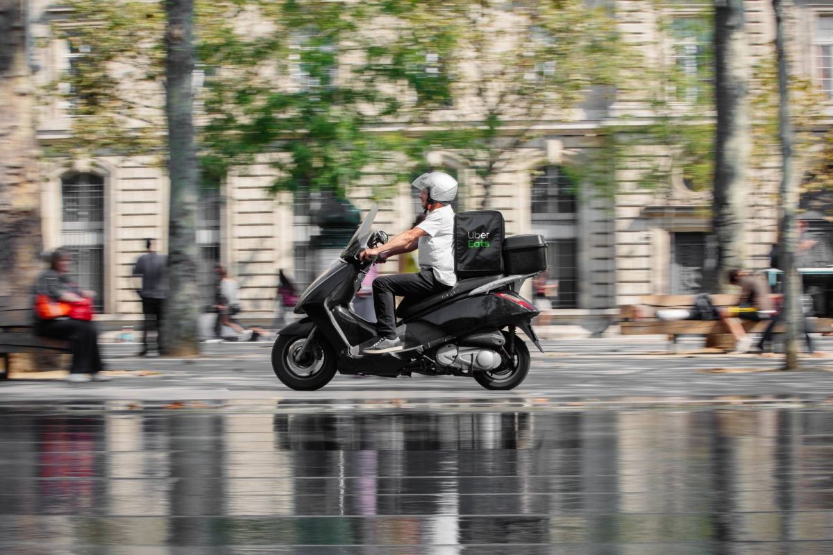 ▲法國驚傳 Uber Eats 外送員性侵點餐女大生的案件。示意圖，與當事人無關。（圖／翻攝自 Uber Eats 臉書）