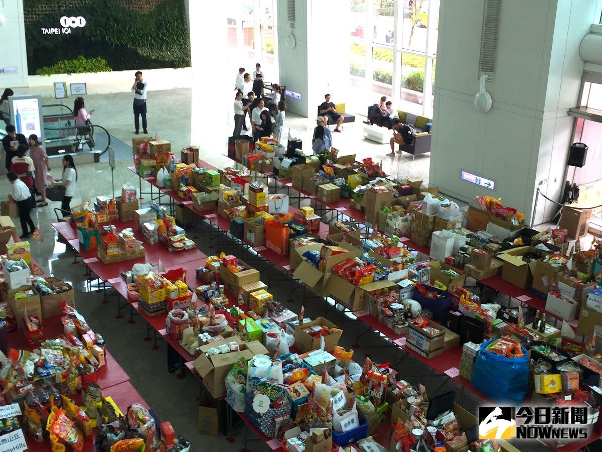 ▲今（15）天下午台北101舉行中元普渡大會，各公司行號大集合。（圖／記者黃仁杰攝，2019.08.15）