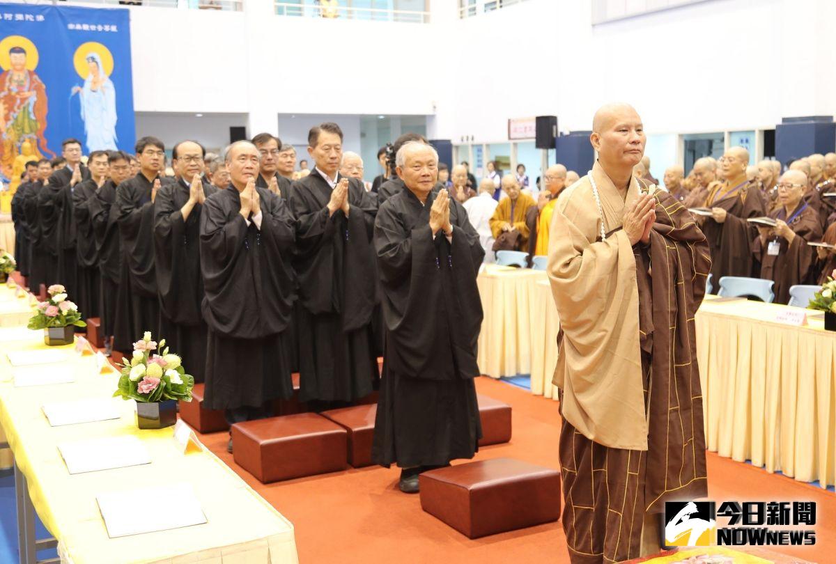 ▲副總經理陳文仰等參與者身著海青，用最虔誠的心隨師父誦念。（圖／記者蘇榮泉攝，2019.08.15）