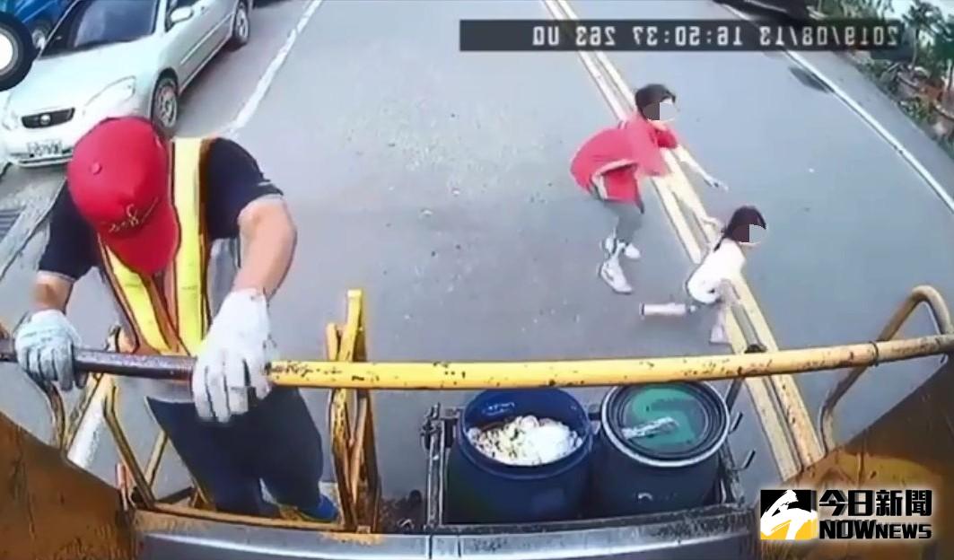 ▲媽媽倒完垃圾後牽著女童的手準備過馬路，女童突然掙脫媽媽的手要衝到對面。（圖／記者陳雅芳翻攝，2019.08.15）