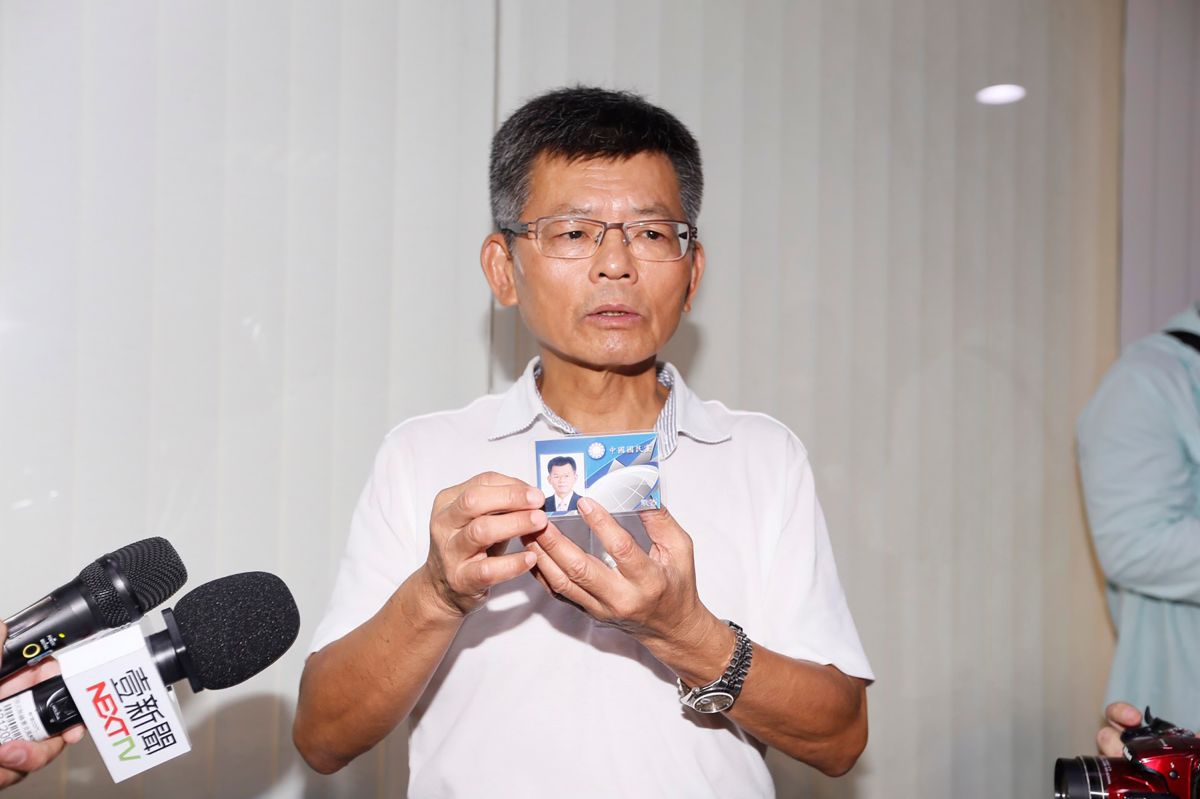 ▲國民黨高雄市黨部考紀會15日決議開除前高雄縣長楊秋興黨籍，楊秋興下午出面舉行記者會，宣布繳回黨證，即日起退出國民黨，未來將以無黨籍身分繼續關心台灣。（圖／中央社提供）