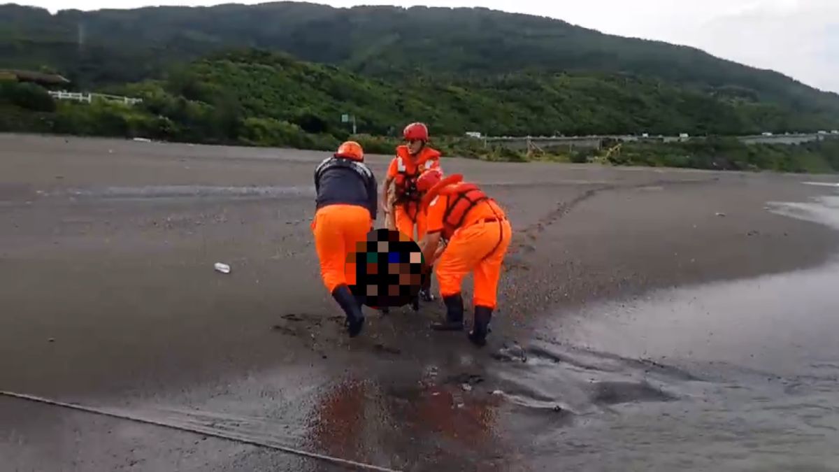 ▲今天下午15時20分，海巡人員在距離岸邊約20公尺處，找到張姓同學的遺體。（圖／第一三岸巡隊提供）