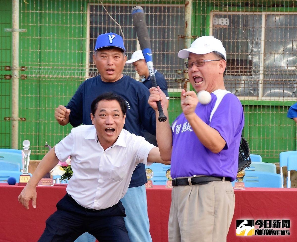▲第13屆「菊島盃」國際少年棒球錦標賽賽事，澎湖縣長賴峰偉擔任開球嘉賓的打者，不料剛上場的第一球就慘遭「球吻」，留下有趣的畫面。（圖／記者張塵攝，2019.08.15）