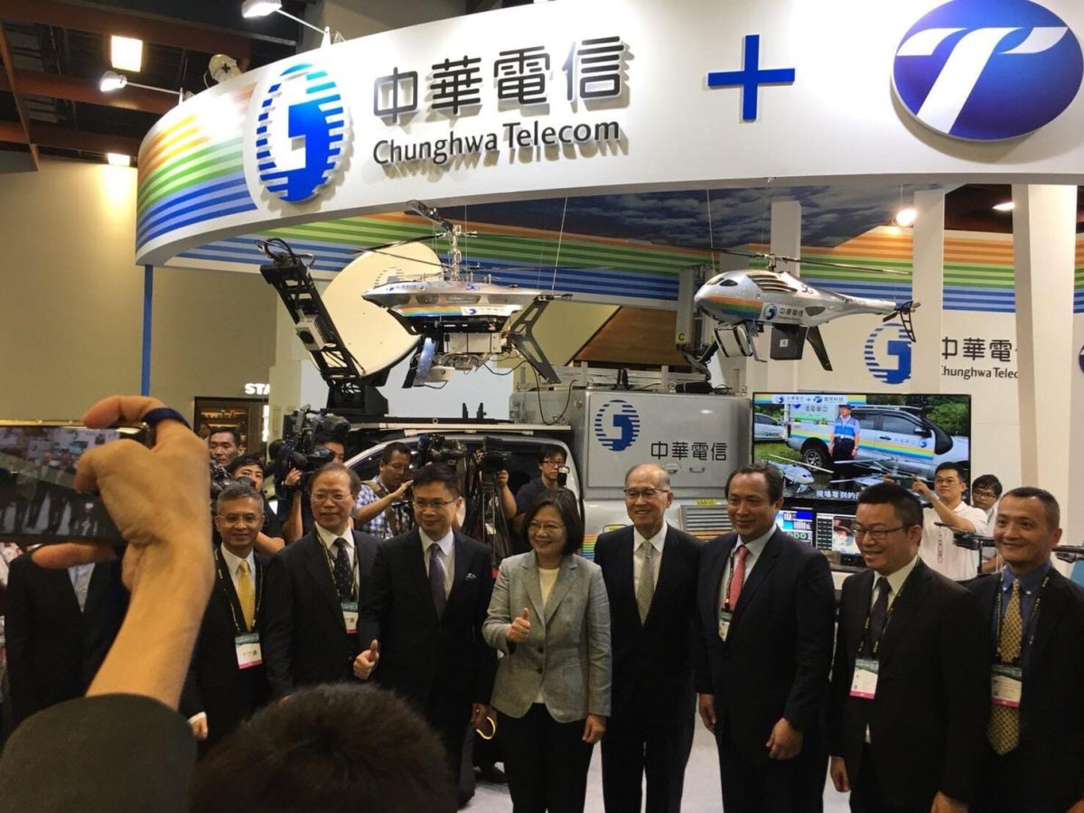 ▲中華電信攜手雷虎科技，在共同2019台北國際航太暨國防工業及台灣無人飛行載具中，展示「中華電信空中基地台系統」。（圖／中華電信提供）