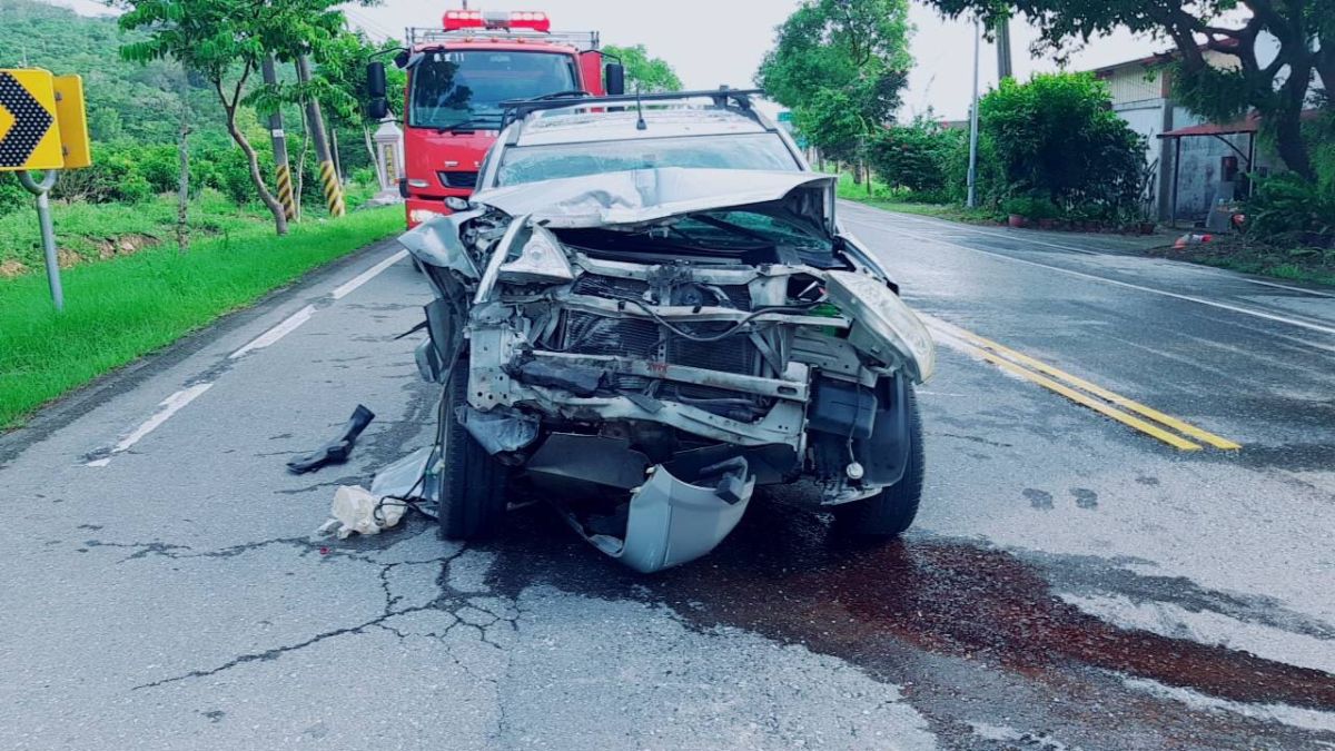 ▲花蓮縣安通溫泉附近，在今天下午發生車禍意外，銀色休旅車車頭全毀。（圖／玉里分局提供）