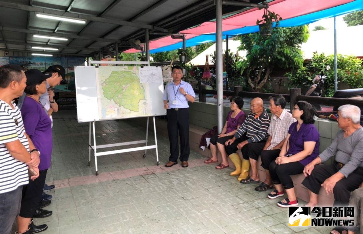 ▲自來水公司斗六主任廖洲瑯向烏塗村民簡報。（圖／記者蘇榮泉攝，2019.08.15）