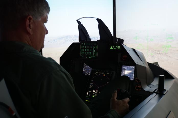 ▲洛馬飛行員示範F-16V模擬機操作。（圖／記者呂炯昌攝, 2019.8.15）