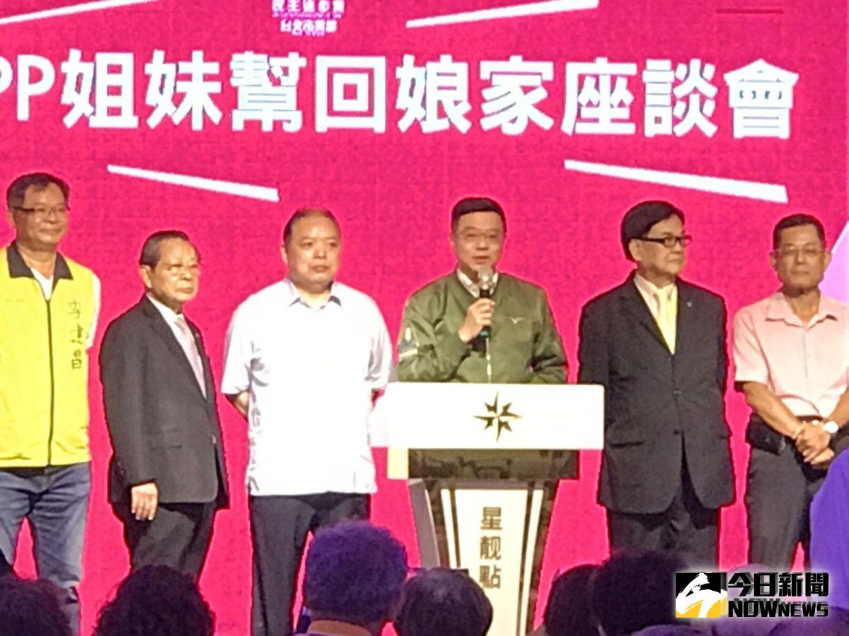 民進黨婦女部今（15）日舉辦「DPP姊妹幫回娘家」台北場座談會，民進黨主席卓榮泰與總統蔡英文一同出席這場姐妹會。（圖／民進黨提供）