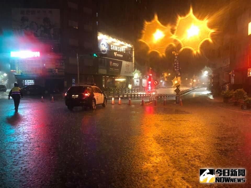 ▲豪大雨下整夜，彰化市多處道路淹水，警方採取封閉管制通行。（圖／記者陳雅芳翻攝，2019.08.16）