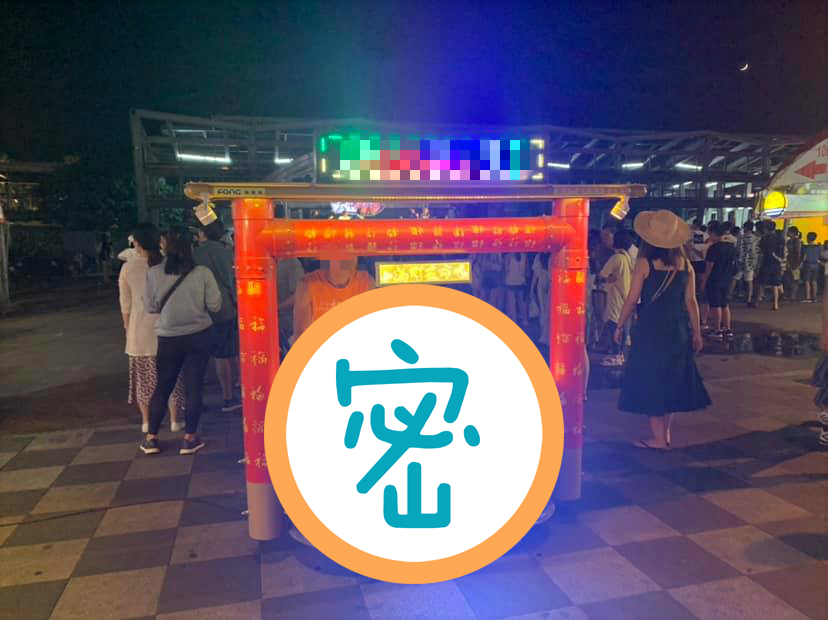 ▲一名網友在臉書社團「爆廢公社」分享一個夜市攤販，擺設相當特殊，好奇究竟賣些什麼，「真實面貌」曝光讓眾人笑翻。（圖／翻攝自爆廢公社）