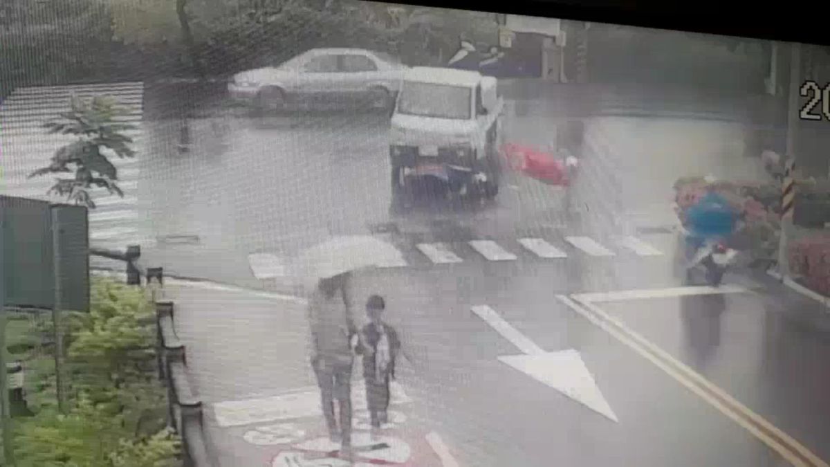 ▲醫院門口接連２天發生車禍，時值俗稱「鬼月」，讓人覺得毛毛的。（圖／記者陳聖璋翻攝）