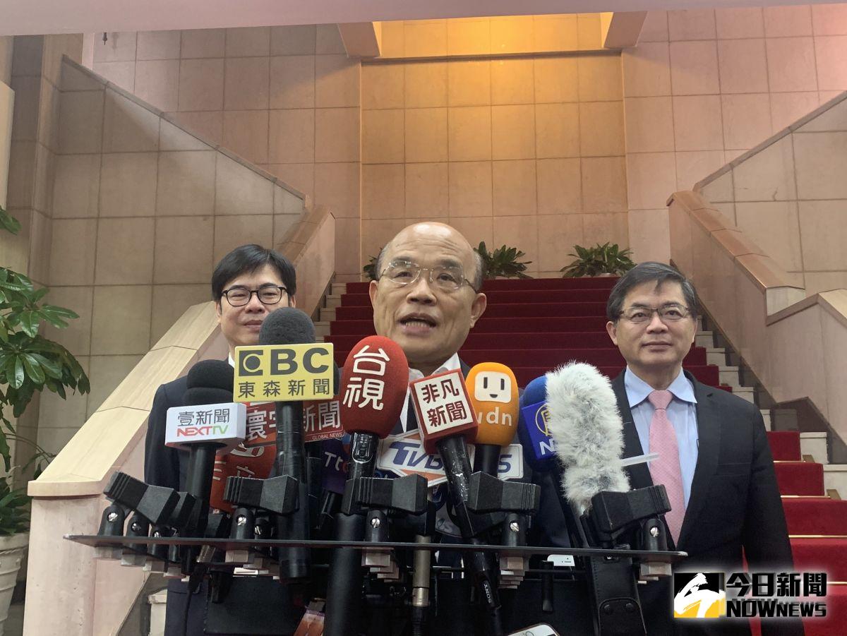 高雄市長韓國瑜日前自稱每天至少批十份公文，引發外界關切。行政院長蘇貞昌16日受訪時表示，行政工作也不只有批公文，身為人民託付責任的公務員，一定要堅守崗位。（圖／記者林人芳攝，2019,08,16)