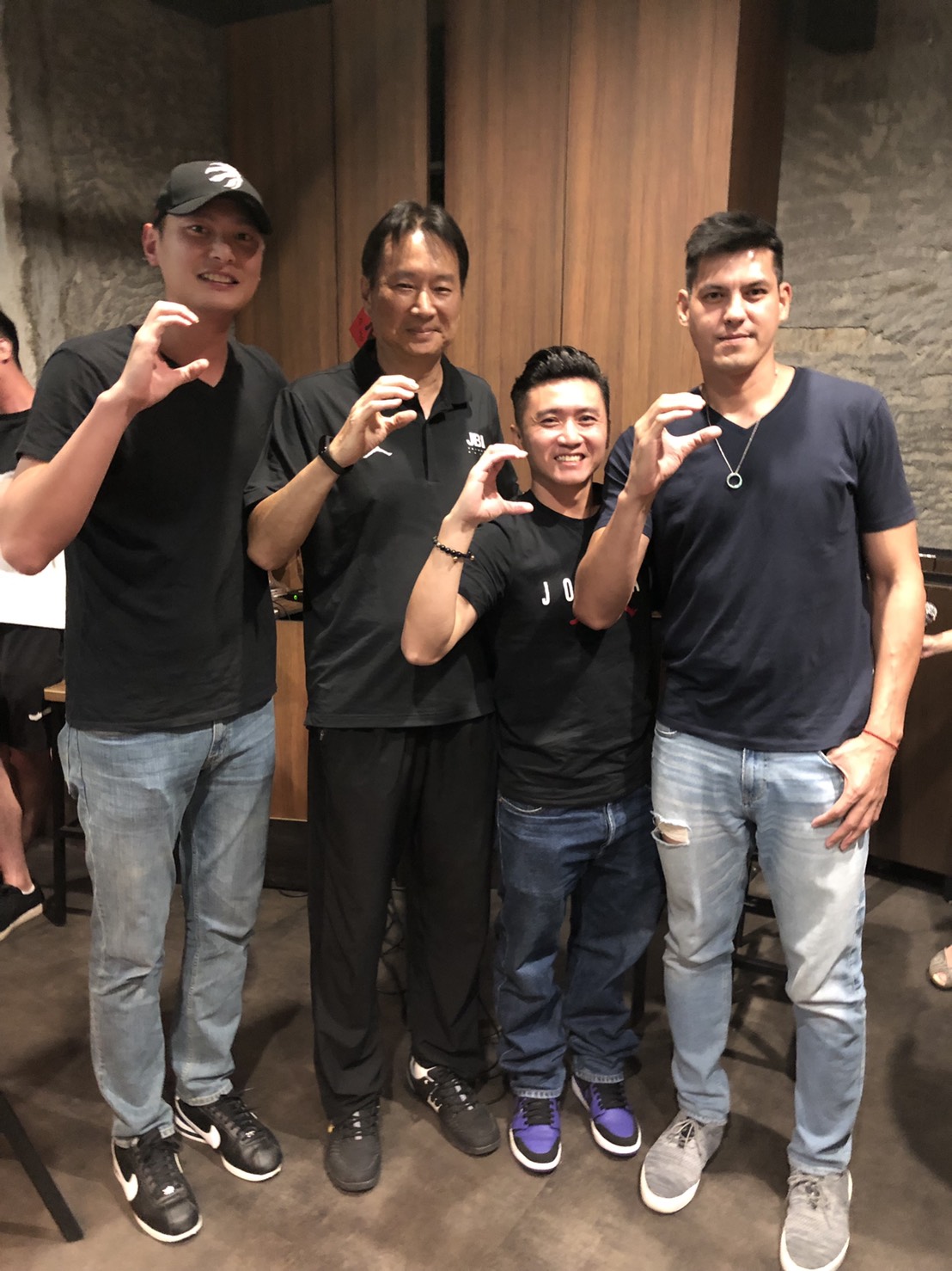 ▲SBL達欣總教練范耿祥(右二)加入UBA政大雄鷹教練團，主帥陳子威(左一)、客座教練楊敬敏(右一)。（圖／政大雄鷹提供）
