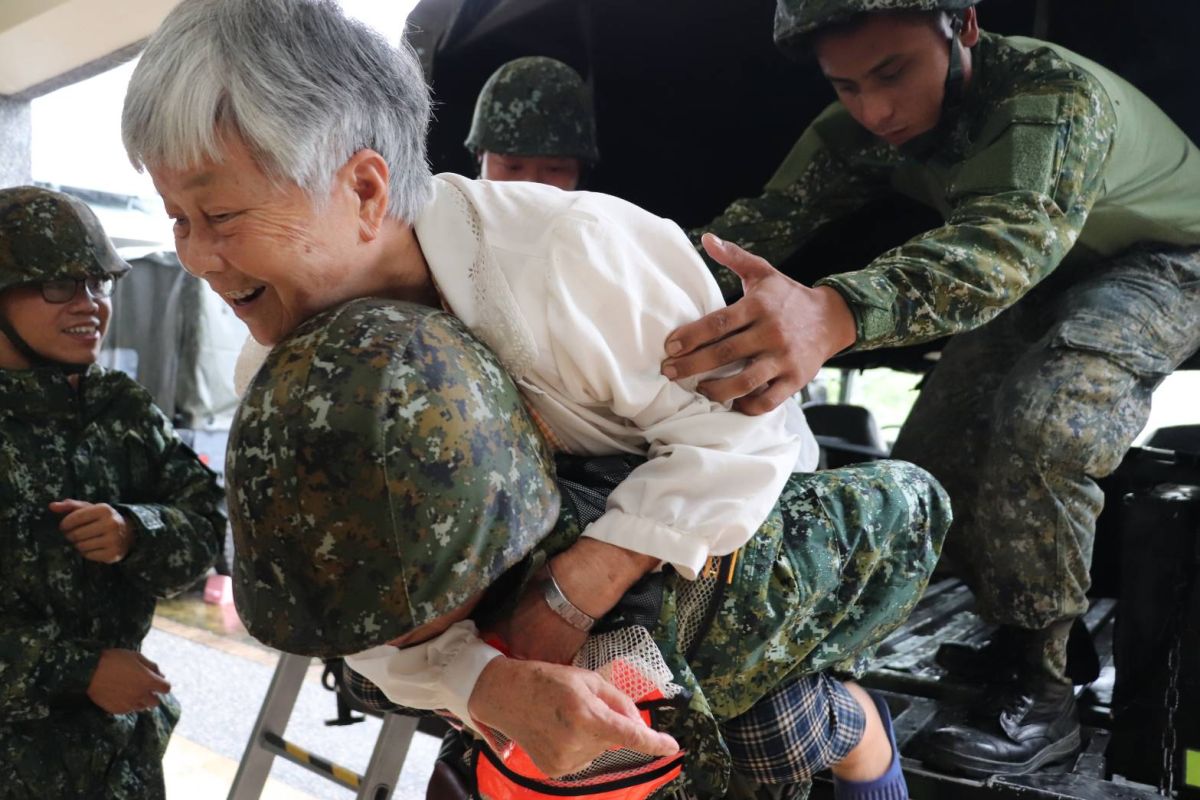 ▲高雄連日豪雨，第四作戰區資通三大隊16日於杉林區蜈蜞潭山協助區公所實施鄉民預防性撤離。（圖／第四戰區指揮部提供, 2019.8.16）