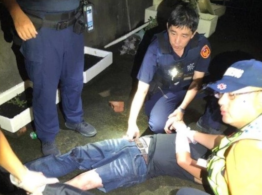 ▲員警立即將男子手中美工刀奪下，控制男子行動後，安撫其情緒。（圖／記者蘇榮泉翻攝，2019.08.16）