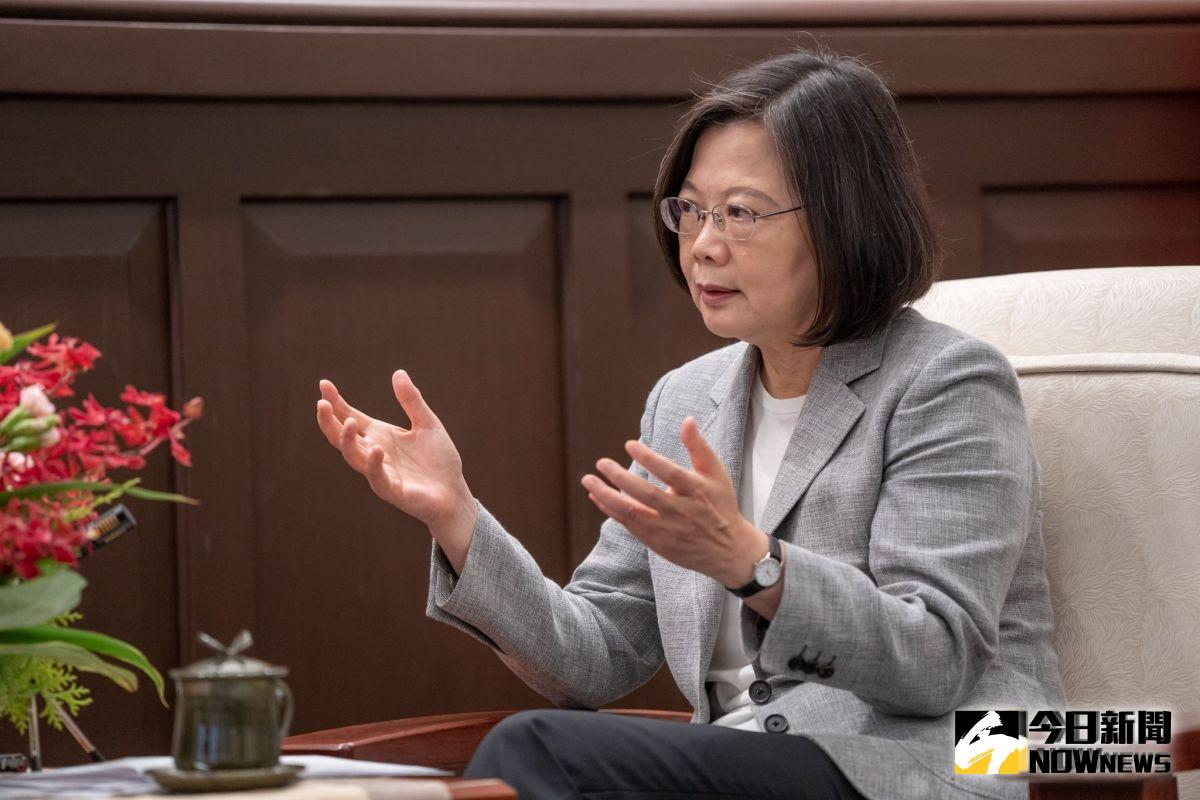 國民黨總統候選人韓國瑜指自己每天到少批10份公文，引發各界熱議，對此，總統蔡英文16日表示，她每天不但有公文要批，還有很多報告要看。（圖／總統府提供）