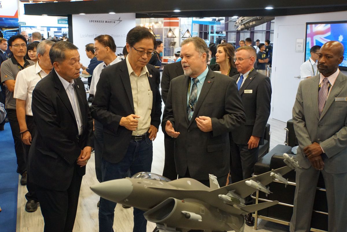 ▲前行政院長張善政參觀「台北國際航太暨國防工業展」，在前空軍官校校長田在勱(左一)陪同下，在洛馬攤位聽取F-16V相關介紹。（圖／記者呂炯昌攝, 2019.8.16）