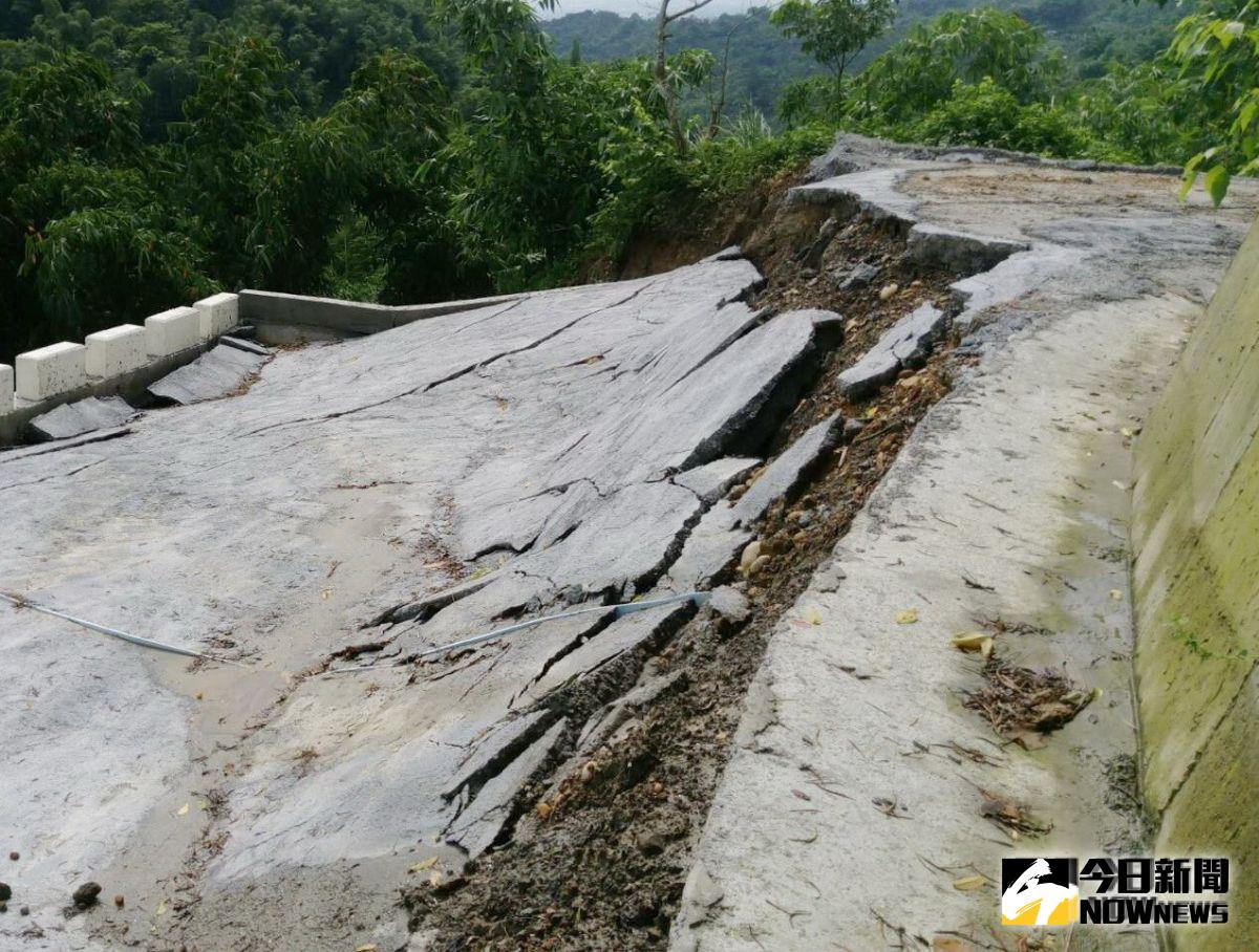 ▲古坑鄉華南村坑頭段產業道路嚴重塌陷。（圖／記者簡勇鵬翻攝，2019.08.16）