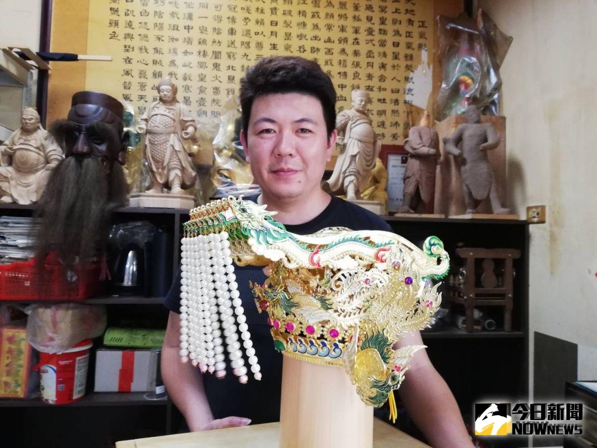 ▲嘉義紙帽工藝師蔡駿朋製作神明、家將紙帽達廿年，以客製、創新為訴求經營品牌。（圖/記者邱嘉琪攝，2019.08.16）