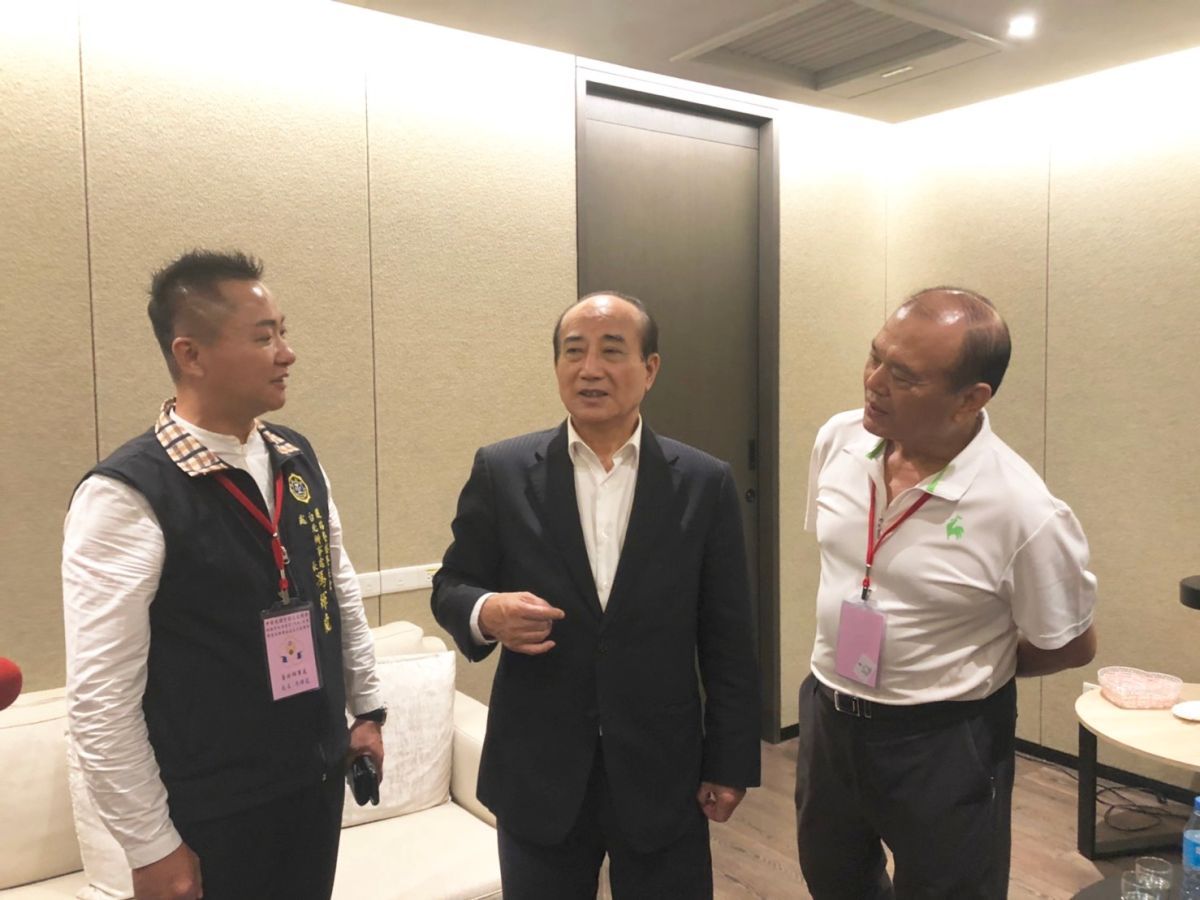 王金平表示，18日另有行程，需要趕高鐵，所以桃園的法會並不會去，柯、郭、王三方同框破局。 (圖/王金平辦公室提供)