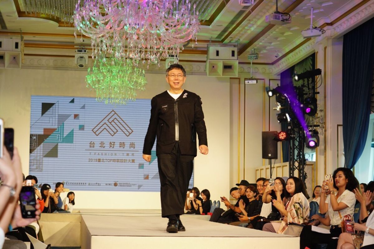 可能參選總統的柯文哲一出場，由於身分不同於一般模特兒，可說吸住全場目光。（圖 / 台北市政府提供）