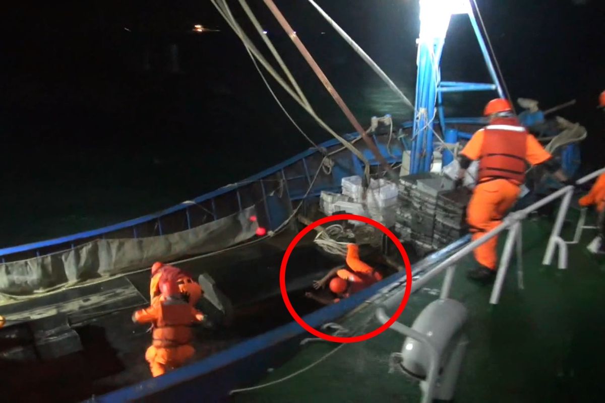 ▲因海巡艇與陸船，舺舨高低差近3公尺，造2隊員跳船登檢時重墜受傷。（圖／金門海巡隊提供）