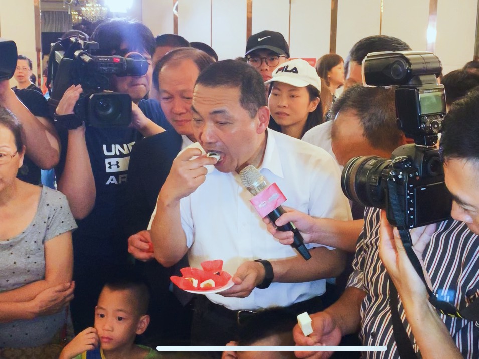 ▲侯友宜不但致贈獎牌給得獎者，更現場當起美食家，試吃得獎烘焙品。（圖／記者宋原彰攝，2019.08.16）
