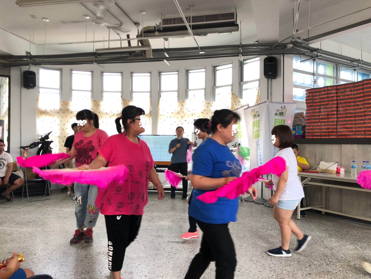 ▲蘭陽戲劇團為身障者打造歌仔戲課程，阿寶教育基金會學員練習歌仔戲身段。（圖／蘭陽戲劇團提供)