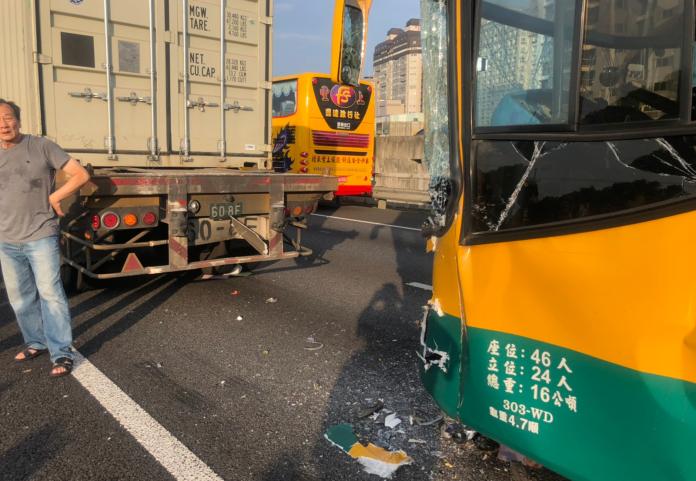 影／永平工商校車追撞大貨車　23人受傷送醫
