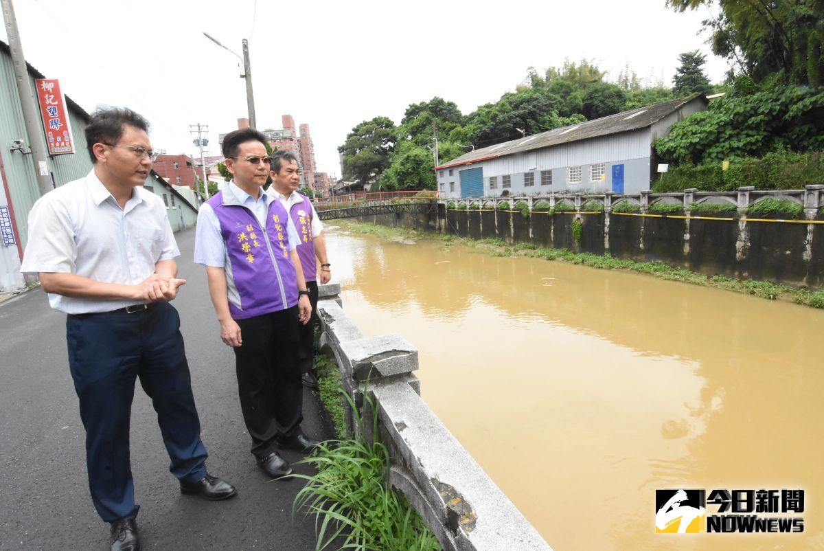 ▲大埔截水溝是彰化市治山防洪最重要的排水，在一夜豪大雨，奔騰水勢快到溢出，副縣長洪榮章勘查大埔截水溝水情。（圖／記者陳雅芳攝，2019.08.16）