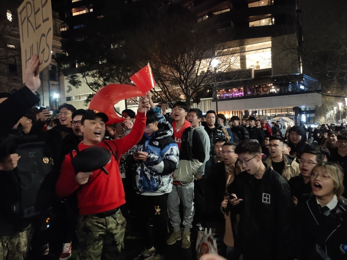 ▲ 16 日晚間在澳洲墨爾本舉行的反送中集會，數百位中國大陸人士赴場反對。（圖／翻攝自立場新聞）