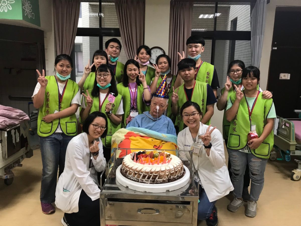 ▲護理之家為8月份壽星長者慶生。（圖／嘉榮提供）