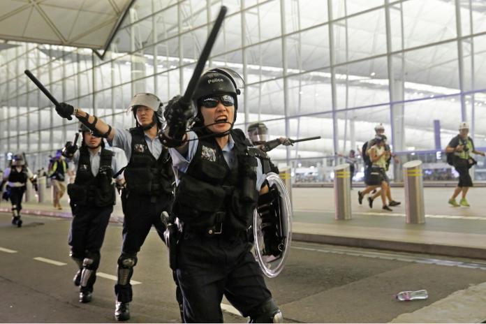 ▲對香港人來說，中共部隊早以滲入港警形式慢慢「入港」。（圖／美聯社／達志影像）