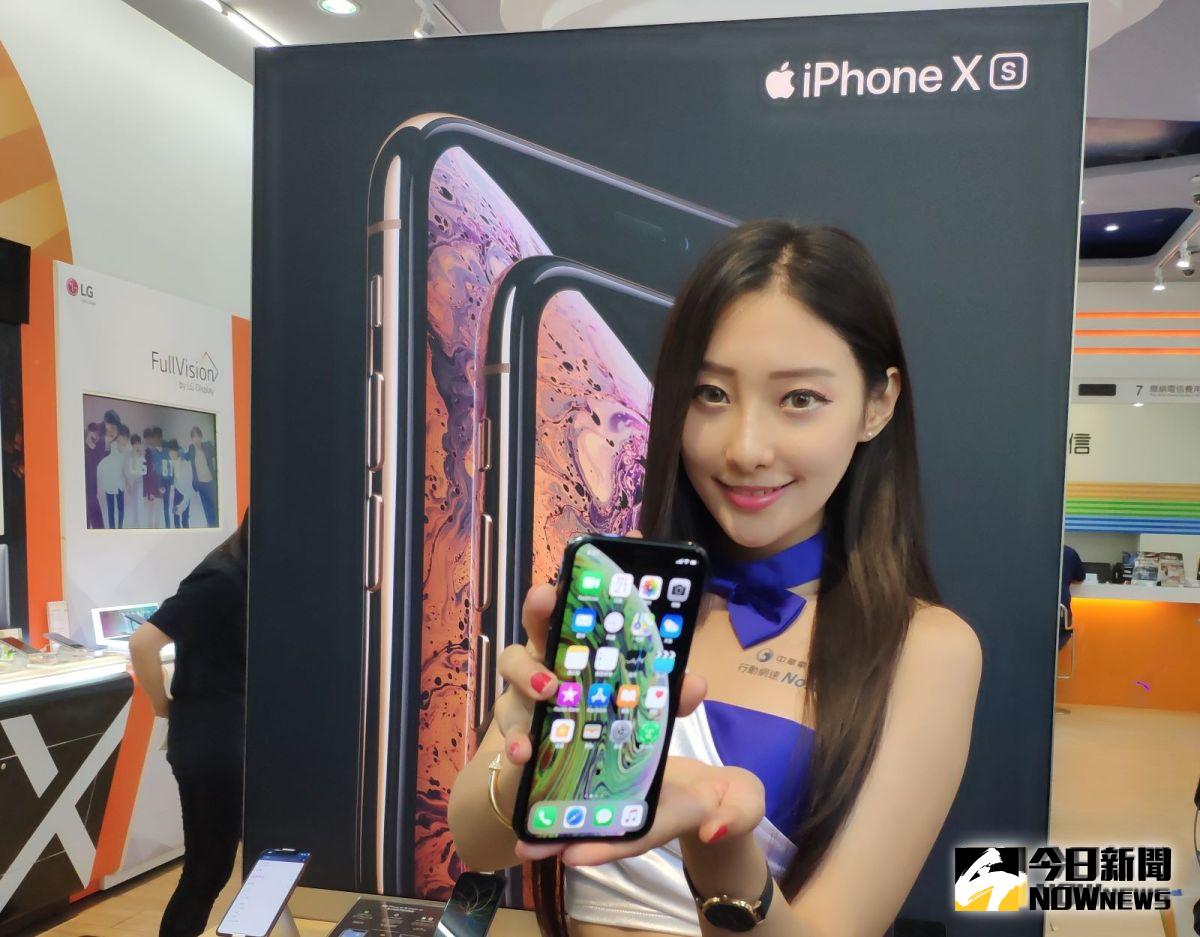 ▲民眾若有手機購買需求時，要慎選門號綁約或是直接單買手機不綁約，看看何者划算。（圖／記者劉士成攝。）