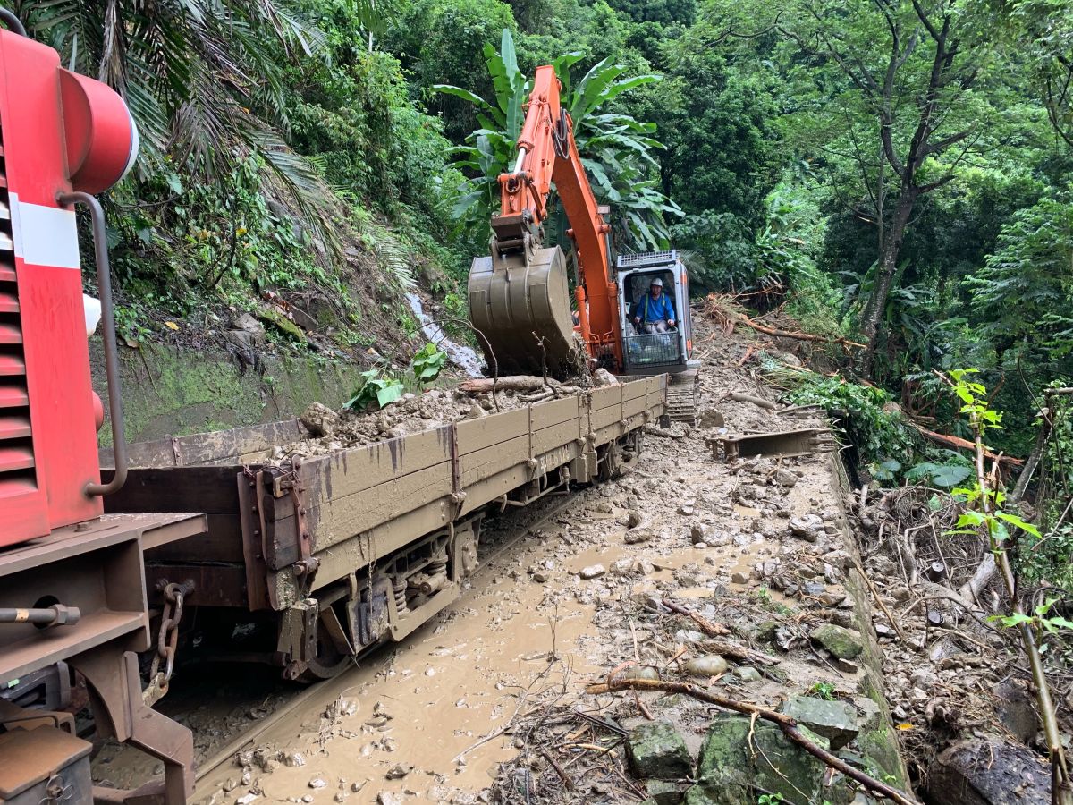 ▲阿里山林鐵樟腦寮路段因豪雨及地震影響，造成上邊坡土石滑落及軌道橫移損壞，緊急修復中。（圖/林鐵及文資處提供）
