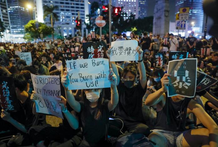 ▲香港反送中戰火延燒演藝界，兩岸三地不少藝人紛紛表態。圖為 16 日晚間示威集會。（圖／美聯社／達志影像）